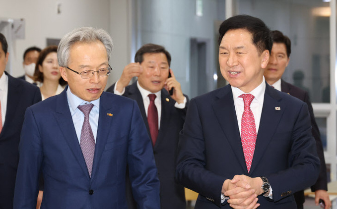 최진식 한국중견기업연합회 회장과 대화하는 김기현