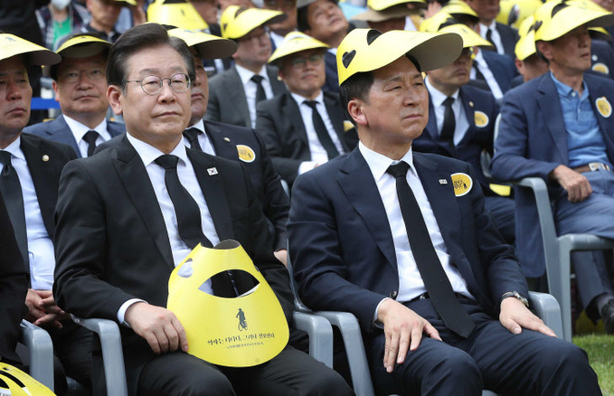 추도식 영상 보는 이재명 대표와 김기현 대표