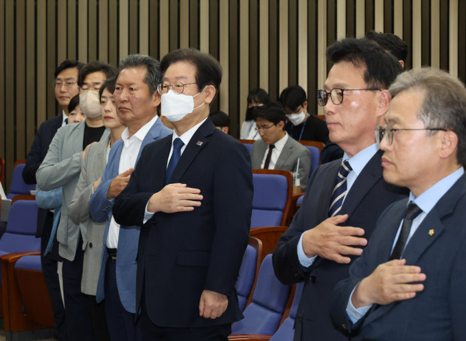 국기에 경례하는 이재명 대표와 박광온 원내대표