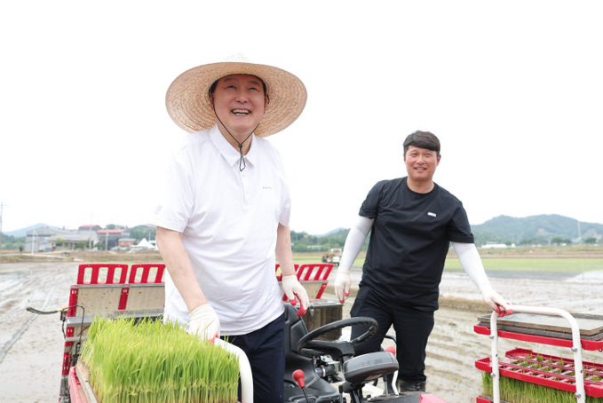 이앙기에 올라 밝게 웃는 윤석열 대통령