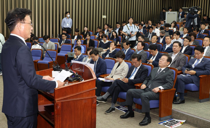 의총에서 발언하는 박광온 원내대표