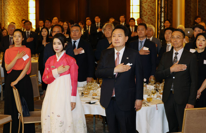 국기에 경례하는 윤석열 대통령