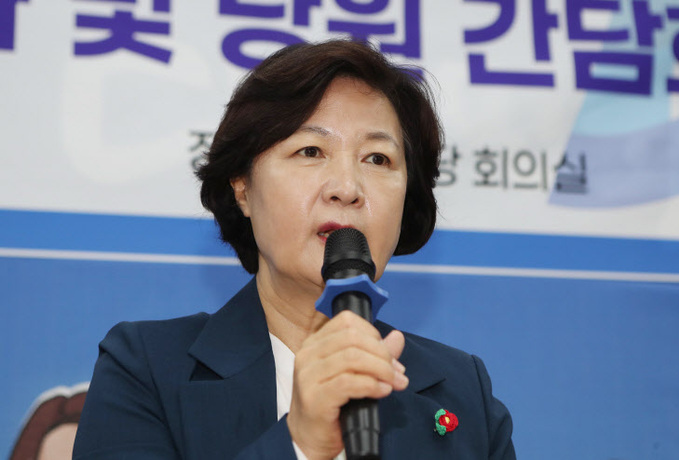 추미애, 대구서 기자간담회<YONHAP NO-3878>