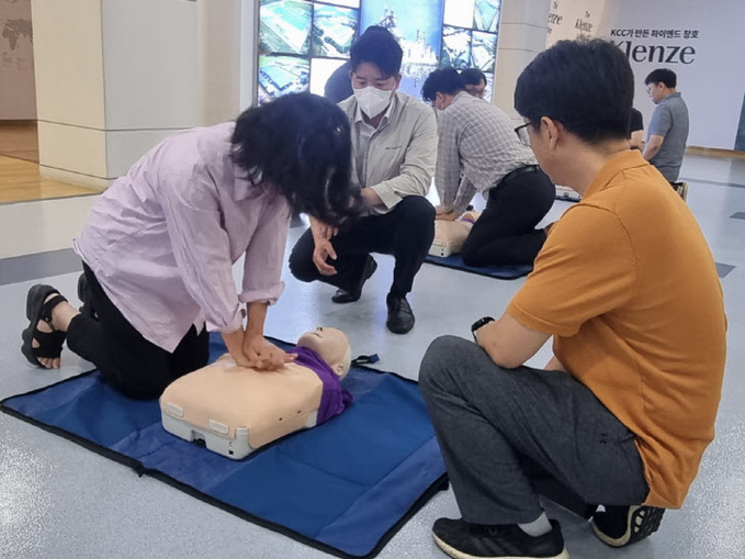 KCC가 서울 서초구 본사에서 임직원들을 대상으로 심폐소생술과