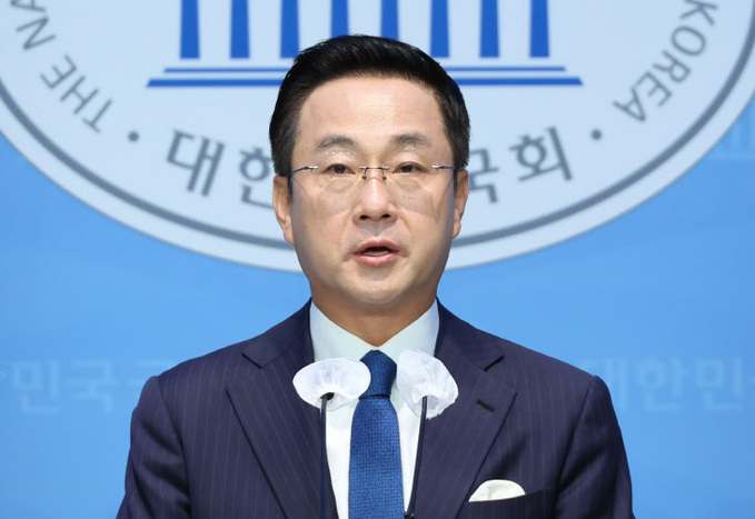 브리핑 하는 민주당 박성준 대변인<YONHAP NO-1605>