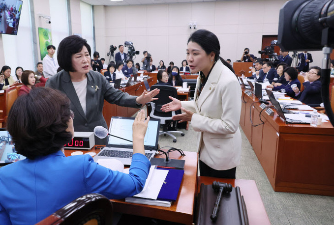 의사진행 문제로 여가위 여야 공방<YONHAP NO-2756>