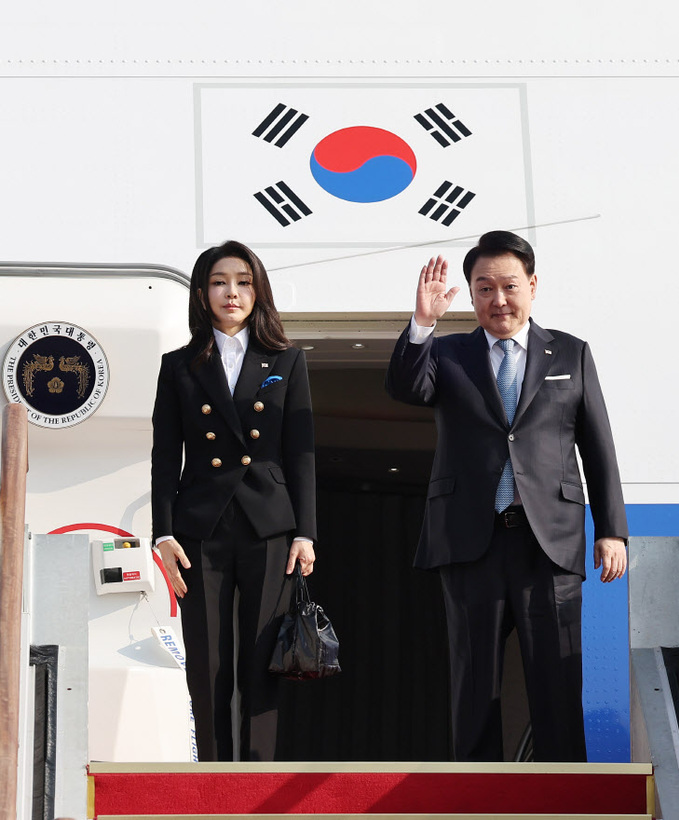 윤석열 대통령 내외, APEC 정상회의 참석차 출국