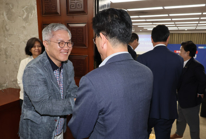 의원들과 인사 나누는 최강욱 전 의원<YONHAP NO-5086>