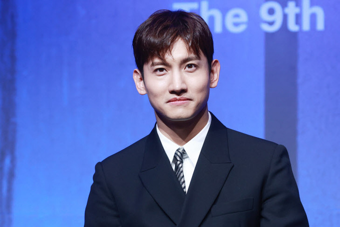 최강창민, 강렬한 눈빛