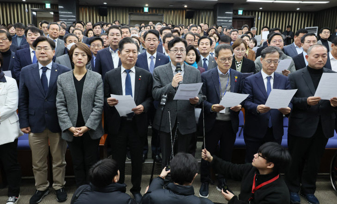 비상의원총회 뒤 입장문 발표하는 홍익표 원내대표