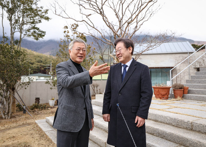 대화나누는 이재명과 문재인 전 대통령<YONHAP NO-3209>