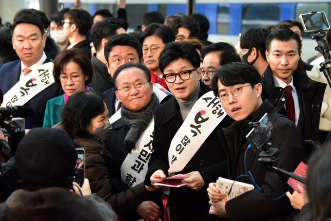 한동훈 비대위원장, 서울역서 귀성 인사<YONHAP NO-2139>