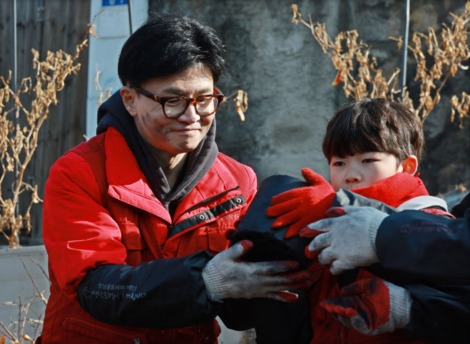 연탄 나눔 봉사 나선 한동훈 비대위원장<YONHAP NO-2589>