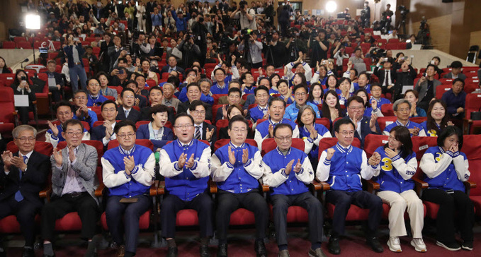 환호하는 민주당 지도부<YONHAP NO-5805>