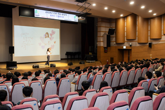 인천계양구, 민원 업무 공무원 ‘팝페라 친절콘서트’ 추진 (1)