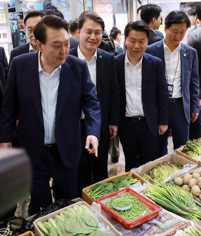 전통시장 찾은 윤석열 대통령