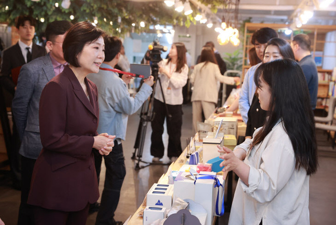 경동시장 청년몰 찾은 오영주 중기부 장관