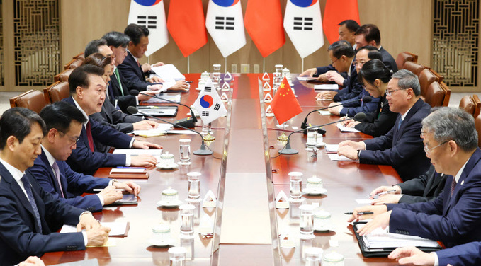 리창 중국 총리와 회담에서 발언하는 윤석열 대통령