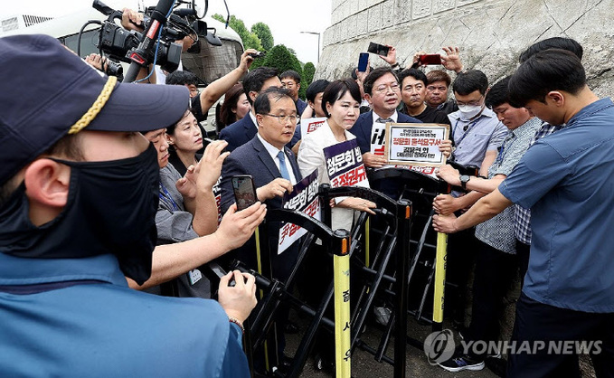 野, 대통령실 증인출석요구서 전달 위해 방문하던 중 충돌