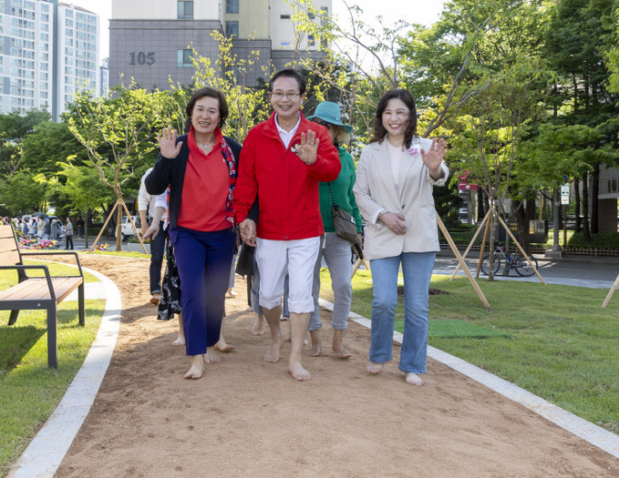 문래동 꽃밭정원내 맨발황톳길