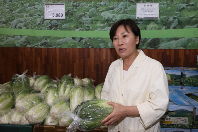 송미령 농식품부 장관, 하나로마트 양재점 찾아