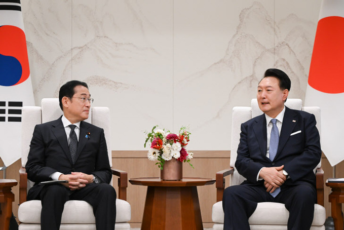 윤석열 대통령, 기시다 후미오 일본 총리와 소인...