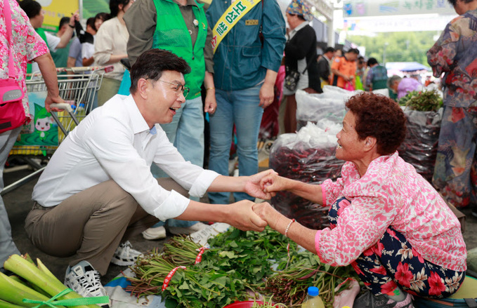 추석맞이 전통시장 장보기로 지역경제의 활기 충전