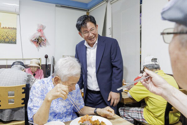 박강수 구청장이 효도밥상에 소신 어르신들과 소통하고 있다.