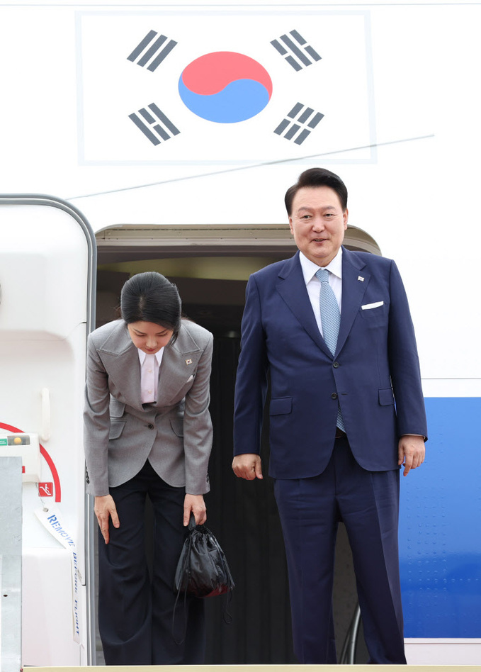 윤석열 대통령 부부, 체코 공식 방문 출국