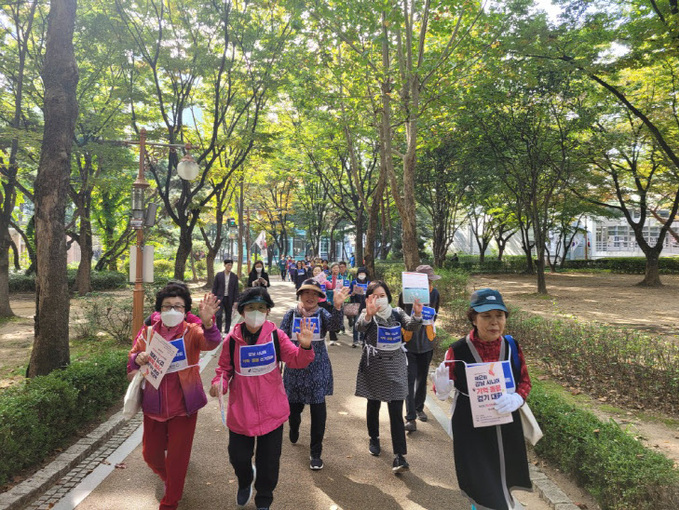 (사진1) 걷기운동에 참여한 구민들