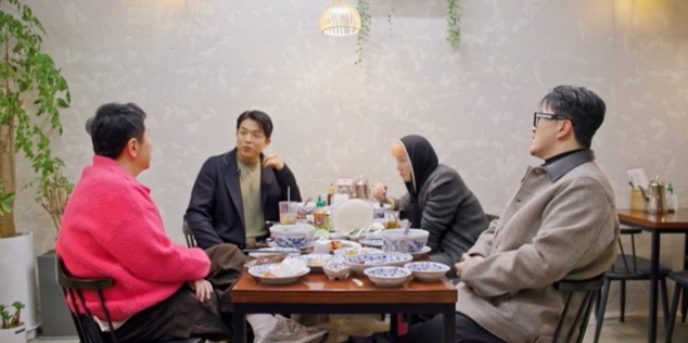 ‘<b>굿데이</b>’ <b>안성재 셰프</b>, <b>지드래곤</b> 만난다…‘흑백 요리사’ 후 예능 최...