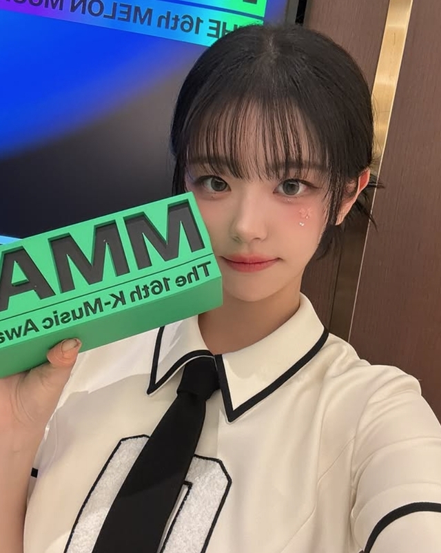 QWER 쵸단, 무릎 부상으로 활동 중단…“의료진 권고, 회복시간 갖기로” - 브릿지경제