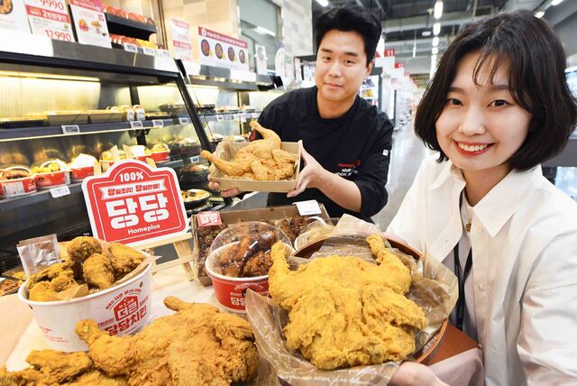[포토] 홈플러스 “당당 옛날 통닭 3990원”… 출시 3주년 기념 - 브릿지경제